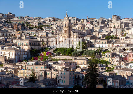 Einen Blick auf St. George Kathedrale und der mittelalterlichen Altstadt von Modica, einem barocken UNESCO Weltkulturerbe Stadt in Sizilien. Stockfoto