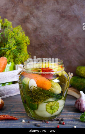 Mariniertes Gemüse im Glas. Sortierte Gurken, Paprika, Karotten, patissons, Zucchini. Pickles. Stockfoto