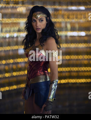 Wonder Woman 1984 (auch stilisierte als WW84) ist eine bevorstehende Amerikanische Superhelden Film auf der DC Comics Charakter Wonder Woman. Es Sterne Gal Gadot. Dieses Foto ist nur für den redaktionellen Gebrauch bestimmt und unterliegen dem Copyright der Film Company und/oder der Fotograf durch den Film oder die Produktion Firma zugewiesen und kann nur reproduziert durch Veröffentlichungen im Zusammenhang mit der Förderung der oben genannten Film. Eine obligatorische Gutschrift auf dem Film Firma ist erforderlich. Der Fotograf sollte auch angerechnet werden, wenn bekannt. Stockfoto