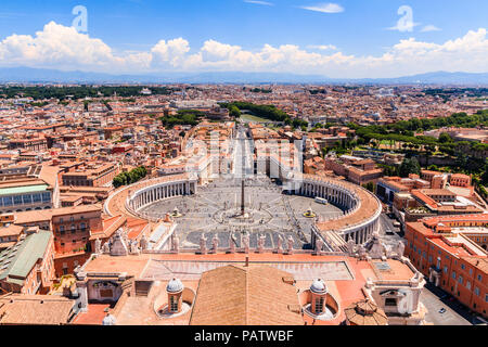 Rom, Italien. Berühmten Petersplatz im Vatikan und Luftaufnahmen Blick auf die Stadt. Stockfoto