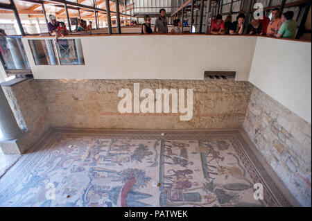 Touristen, die auf der Suche am 4. Jahrhundert Fliesen Mosaik in der Villa Romana del Casale, eine antike römische Villa außerhalb von Piazza Armerina entfernt im Zentrum von Sici Stockfoto