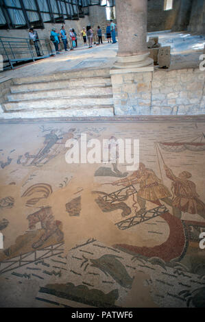 Touristen, die auf der Suche am 4. Jahrhundert Fliesen Mosaik in der Villa Romana del Casale, eine antike römische Villa außerhalb von Piazza Armerina entfernt im Zentrum von Sici Stockfoto