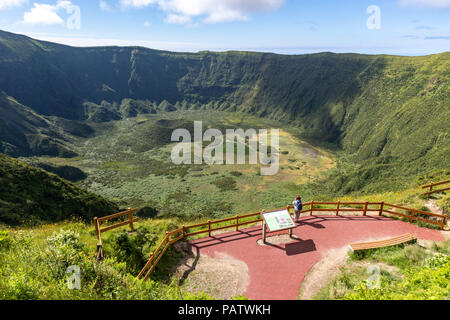 Touristen, die in der Sicht der Caldeira do Arco da Calheta Gordo, Stratovulkan, Insel Faial, Azoren, Portugal Stockfoto