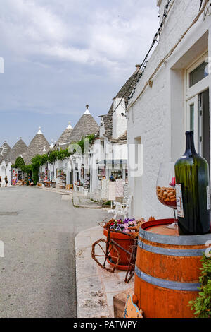 Einzigartige kleine Süd Italia Stadt Alberobello mit antient Steine konische Häuser Trullo, Reiseziel, Region Apulien in der Nähe von Bari Stockfoto