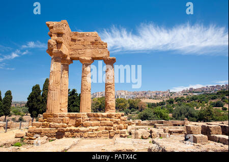 Tempel von Castor und Pollux im Tal der Tempel, eine alte griechische archäologische Stätte außerhalb von Agrigent im Süden von Sizilien. Stockfoto