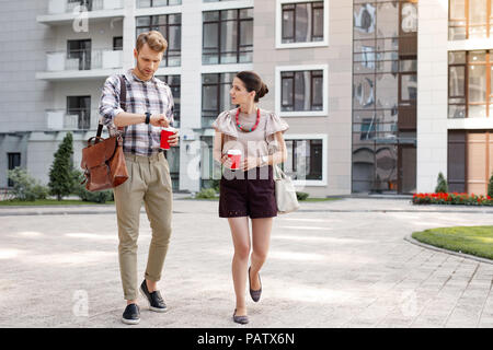 Angenehme junge Menschen einen Spaziergang Stockfoto