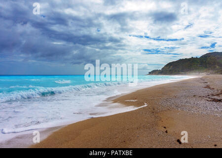 Das azurblaue Karibische Meer bei Bewölkung, leer Karibik Strand im Sturm Stockfoto