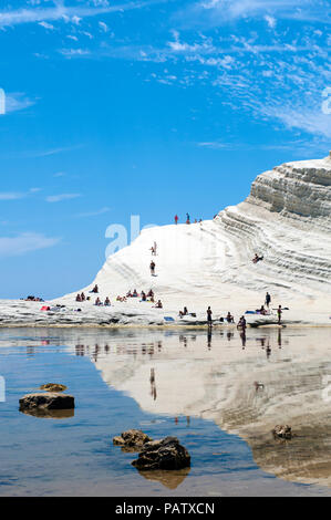 Sonne - Bäcker im Scala dei Turchi, oder Treppe der Türken, in Realmonte, Sizilien, Italien. Die Scala ist durch Marl gebildet, ein Sedimentgestein. Stockfoto