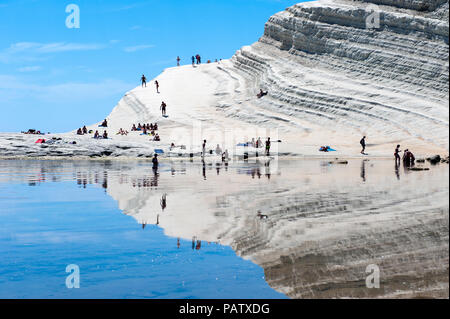 Sonne - Bäcker im Scala dei Turchi, oder Treppe der Türken, in Realmonte, Sizilien, Italien. Die Scala ist durch Marl gebildet, ein Sedimentgestein. Stockfoto