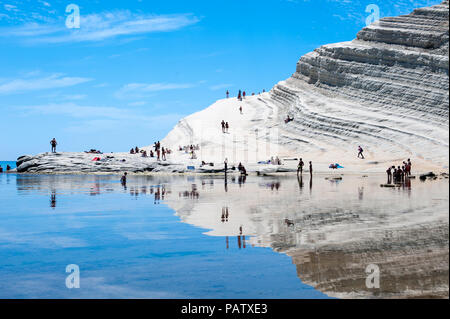 Sonne - Bäcker im Scala dei Turchi, oder Treppe der Türken, in Realmonte, Sizilien, Italien. Die Scala ist durch Marl gebildet, ein Sedimentgestein. Stockfoto