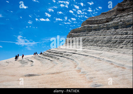 Sonne - Bäcker im Scala dei Turchi, oder Treppe der Türken, in Realmonte, Sizilien, Italien. Die Scala ist durch Marl gebildet, ein Sedimentgestein. Stockfoto