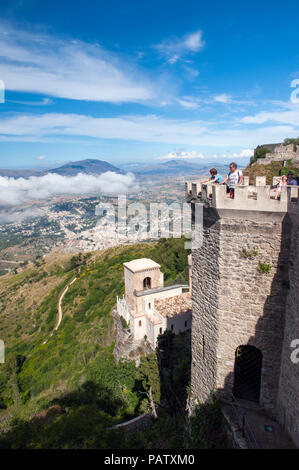 Der Blick über Norman errichtete Castello di Vanere und nördlichen Sizilien von den alten Bergort Erice, Trapani auf Sizilien Stockfoto