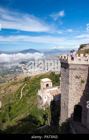 Der Blick über Norman errichtete Castello di Vanere und nördlichen Sizilien von den alten Bergort Erice, Trapani auf Sizilien Stockfoto