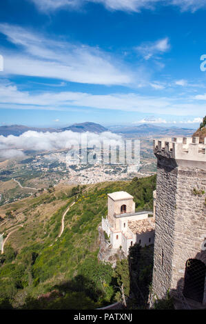 Der Blick über Norman errichtete Castello di Vanere und nördlichen Sizilien von den alten Bergort Erice, Trapani auf Sizilien Stockfoto