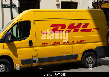 DHL-Lieferwagen bis auf einer Straße in Krakau, Polen, Europa geparkt. Stockfoto