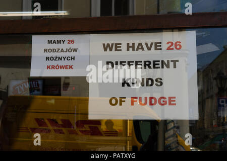 Schaufenster Zeichen Verkauf von polnischen Fudge, in Englisch und Polnisch in Krakau, Polen, Europa. Stockfoto