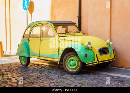 Jahrgang alte gelbe Green Car folkswagen Käfer auf der Straße mit Pflastersteinen in Europa Stockfoto