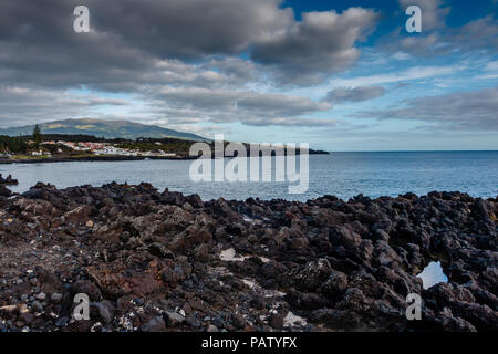 Küste von Sao Roque und Lagoa (Azoren) mit dem Meer, Strände, herrliche Inseln, Skulpturen. In Sao Miguel, Azoren, Portugal. Stockfoto