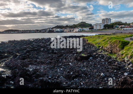 Küste von Sao Roque und Lagoa (Azoren) mit dem Meer, Strände, herrliche Inseln, Skulpturen. In Sao Miguel, Azoren, Portugal. Stockfoto