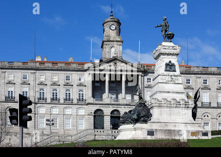 Porto, Portugal - 23. März 2015: Prinz Heinrich Statue und Börsen Palast, Haus des kaufmännischen Vereins von Porto Stockfoto