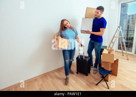 Glückliches junges Paar, die sich in Durchführung carboard Boxen in Ihre neue Wohnung Stockfoto