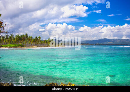 Karibische Meer Oberfläche Sommer wave Hintergrund. Exotische Wasserlandschaft mit Wolken am Horizont. Dominikanische Republik Natur zu entspannen. Reisen tropische Insel r Stockfoto