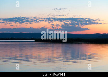 Sonnenuntergang über den Neusiedler See, einem großen Binnensee und ein beliebtes Reiseziel in Burgenland, Österreich Stockfoto