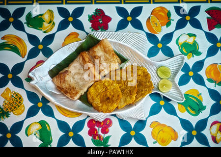 Gebratener Fisch und Kochbananen. Cucayo Restaurant ist für seine costeño karibische Gerichte und Spaß tropischen und bunten Dekorationen bekannt. Stockfoto