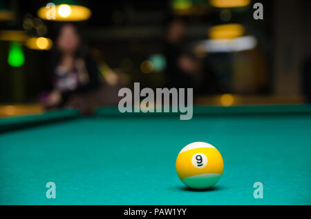 Billard 9-Ball Pool Tisch gegen einen schönen unscharfen Hintergrund. Stockfoto