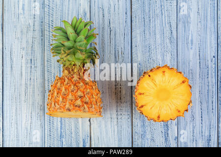 Die beiden Hälften des Ananas, cuteed reife Ananas auf hellen Hintergrund Stockfoto
