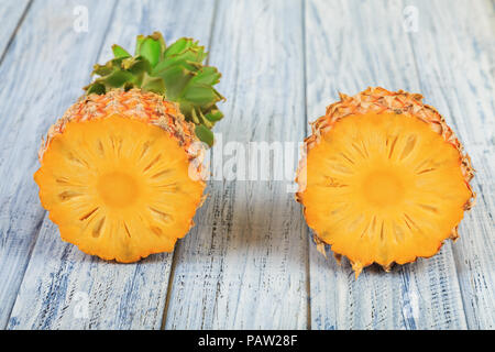 Die beiden Hälften des Ananas, cuteed reife Ananas auf hellen Hintergrund Stockfoto
