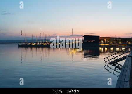 Mole West Cocktailbar bei Sonnenuntergang in Neusiedl am See, ein beliebtes Touristenziel in Burgenland, Österreich Stockfoto