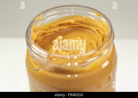 Ein Glas bio Erdnussbutter sitzen auf dem Küchentisch warten gegessen zu werden. Stockfoto