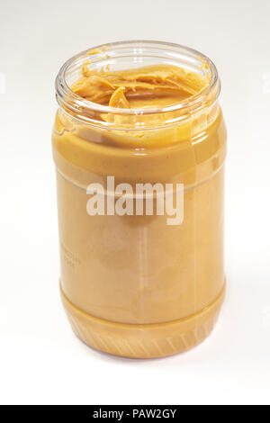 Ein Glas bio Erdnussbutter sitzen auf dem Küchentisch warten gegessen zu werden. Stockfoto