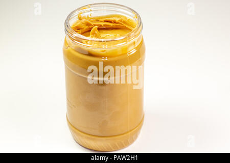 Ein Glas bio Erdnussbutter sitzen auf dem Küchentisch warten gegessen zu werden. Stockfoto