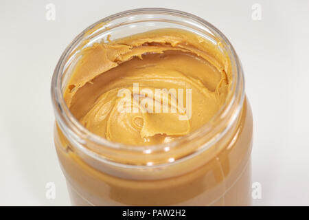 Ein Glas bio Erdnussbutter sitzen auf dem Küchentisch warten gegessen zu werden. Stockfoto