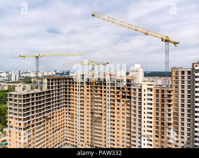 Vogelperspektive auf der Baustelle mit Kran gegen bewölkter Himmel Hintergrund Stockfoto