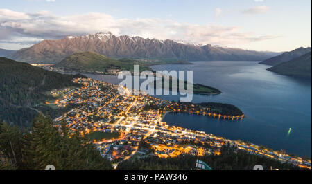 Tolle Aussicht von Queenstown Skyline über die alpine Stadt und den Lake Wakatipu mit dem bemerkenswerten Bergen im Hintergrund, bei Sonnenuntergang auf einen schönen s Stockfoto