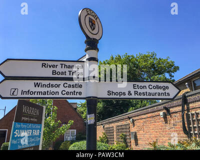 Eton, UK - 25. Juni 2018. Wegweiser auf Eton High Street, in der Nähe von Windsor, UK. Stockfoto