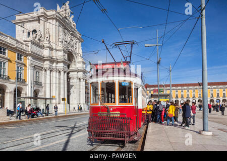 28. Februar 2018: Lissabon, Portugal - eine Warteschlange von Leuten, die auf eine rote Straßenbahn in Praca de Comercio oder Terreiro de Paco, an einem sonnigen Tag, die l Stockfoto