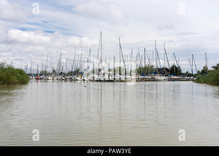 Segeln Boote am Segelhafen West (West Hafen) am Neusiedler See, ein beliebtes Touristenziel im Burgenland Stockfoto