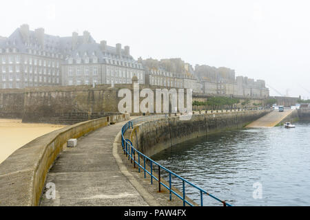Die ummauerte Stadt Saint-Malo in der Bretagne, Frankreich, von einem nebligen Morgen mit dem Granit Gebäuden im Nebel über der Stadtmauer verschwinden. Stockfoto