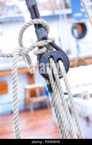 Seile und Holz- Preisabsprachen auf einem großen Segelboot Stockfoto