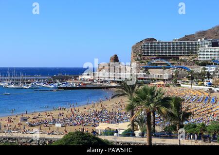 GRAN CANARIA, SPANIEN - Dezember 2, 2015: die Menschen besuchen Strand von Puerto Rico auf Gran Canaria, Spanien. Kanarischen Inseln hatte 12,9 Millionen Besucher in 2014 Stockfoto