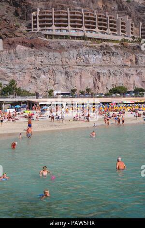 GRAN CANARIA, SPANIEN - Dezember 4, 2015: die Menschen besuchen den Strand Amadores auf Gran Canaria, Spanien. Kanarischen Inseln hatte 12,9 Millionen Besucher in 2014. Stockfoto