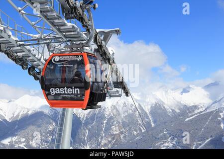 BAD Gastein, Österreich - März 9, 2016: die Menschen fahren Gondeln der Seilbahn in Bad Gastein. Es ist Teil der Ski Amade, eines der größten Skigebiete in Europa Stockfoto