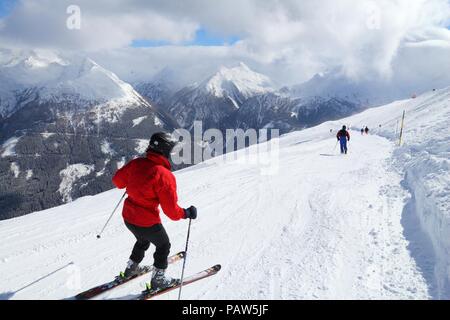 BAD Gastein, Österreich - 9. MÄRZ 2016: Leute, Ski in Bad Gastein. Es ist Teil der Ski Amade, einem der größten Skigebiete Europas mit 760 km Pisten. Stockfoto