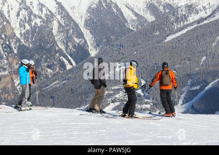 BAD Gastein, Österreich - 9. MÄRZ 2016: Leute, Ski in Bad Gastein. Es ist Teil der Ski Amade, einem der größten Skigebiete Europas mit 760 km Pisten. Stockfoto