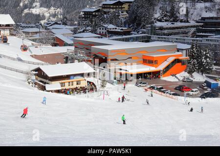 BAD Gastein, Österreich - 9. MÄRZ 2016: Leute, Ski in Bad Gastein. Es ist Teil der Ski Amade, einem der größten Skigebiete Europas mit 760 km Pisten. Stockfoto