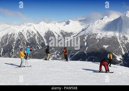 BAD Gastein, Österreich - 9. MÄRZ 2016: Leute, Ski in Bad Gastein. Es ist Teil der Ski Amade, einem der größten Skigebiete Europas mit 760 km Pisten. Stockfoto